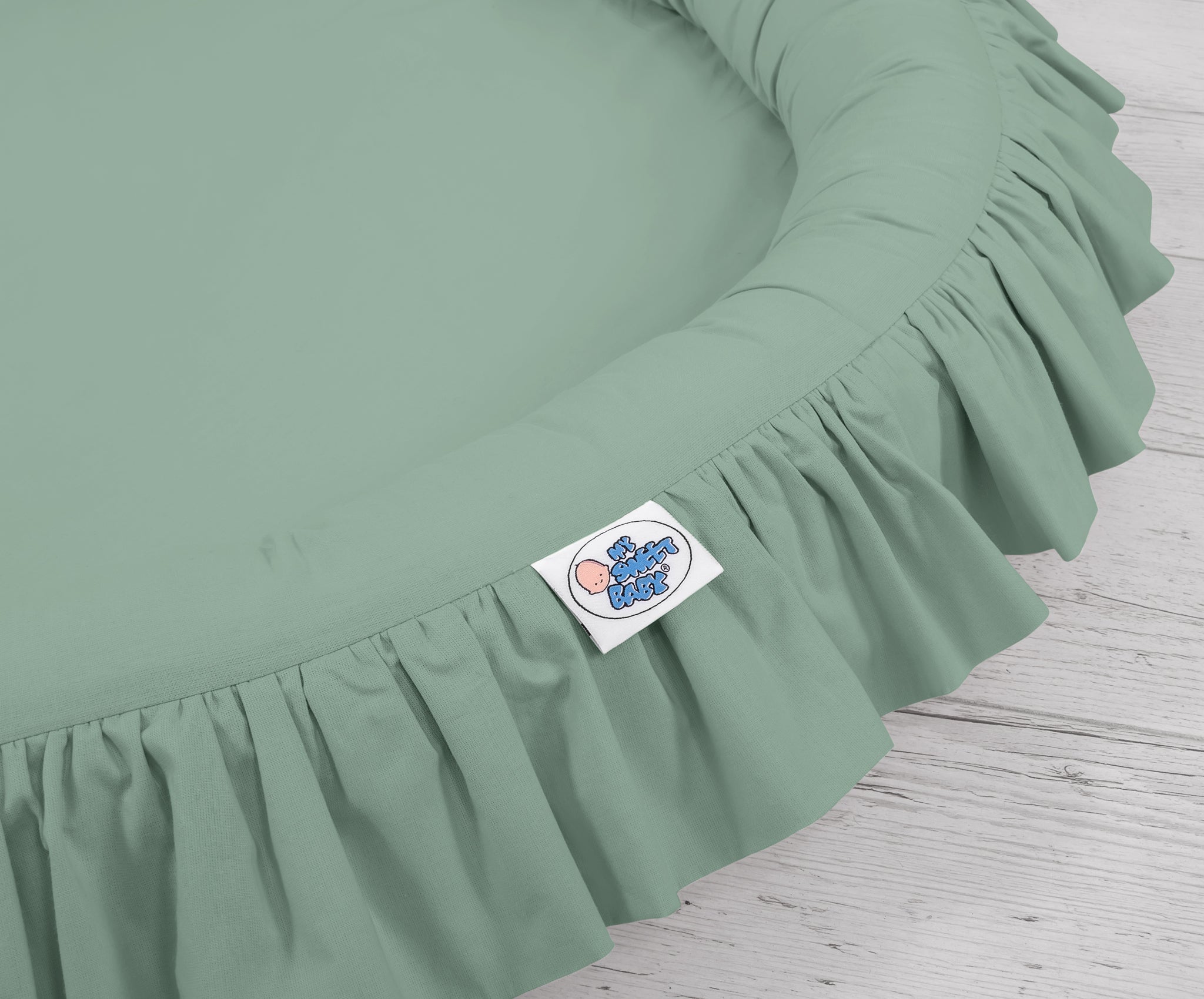 Nest with flounce - pastel green