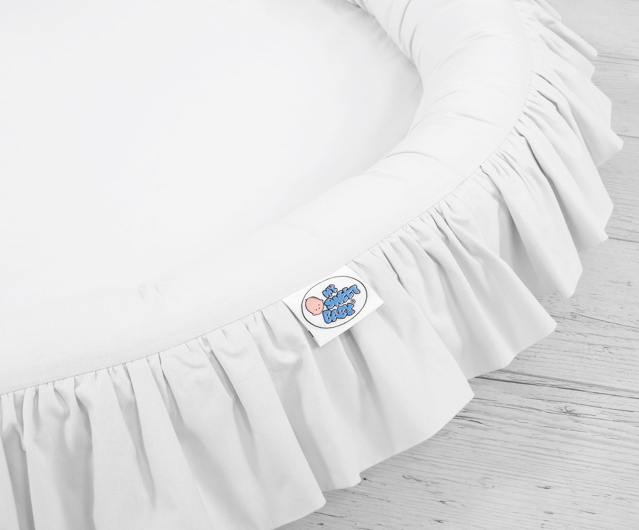 Nest with flounce - white