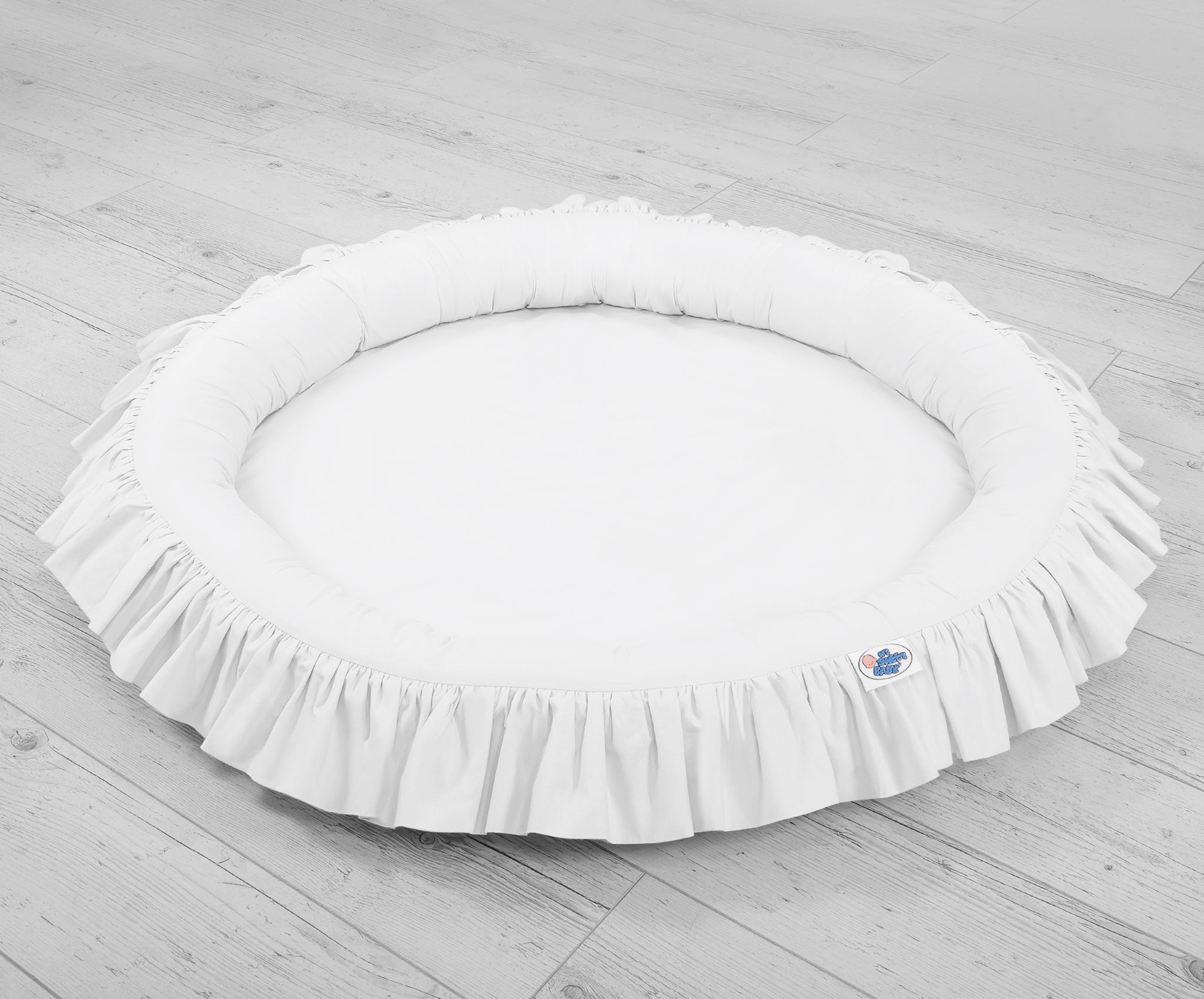 Nest with flounce - white