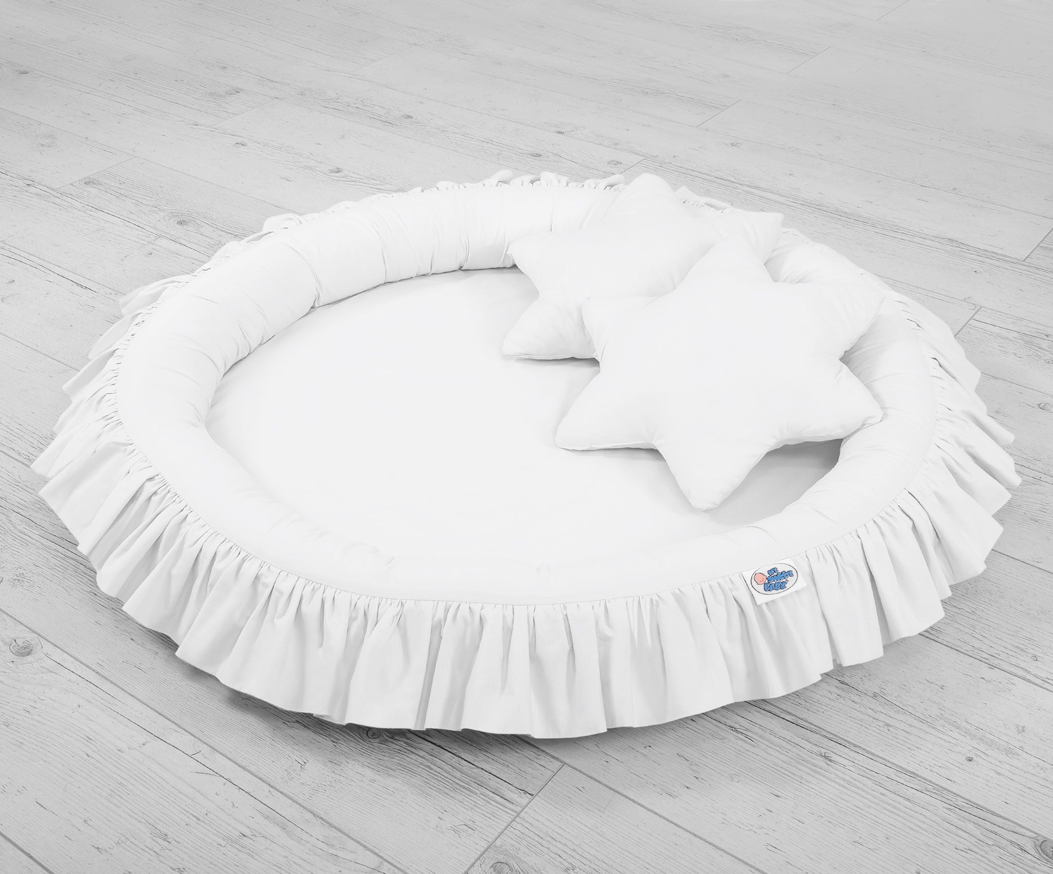 Nest with flounce - white