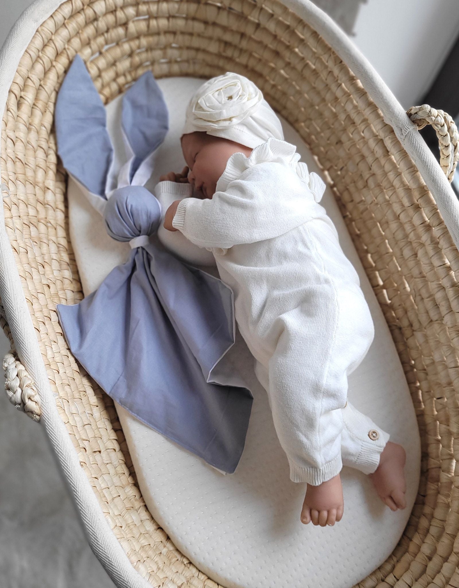 Soft cosy cuddly bunny blanket in cotton - Pastel blue/ white