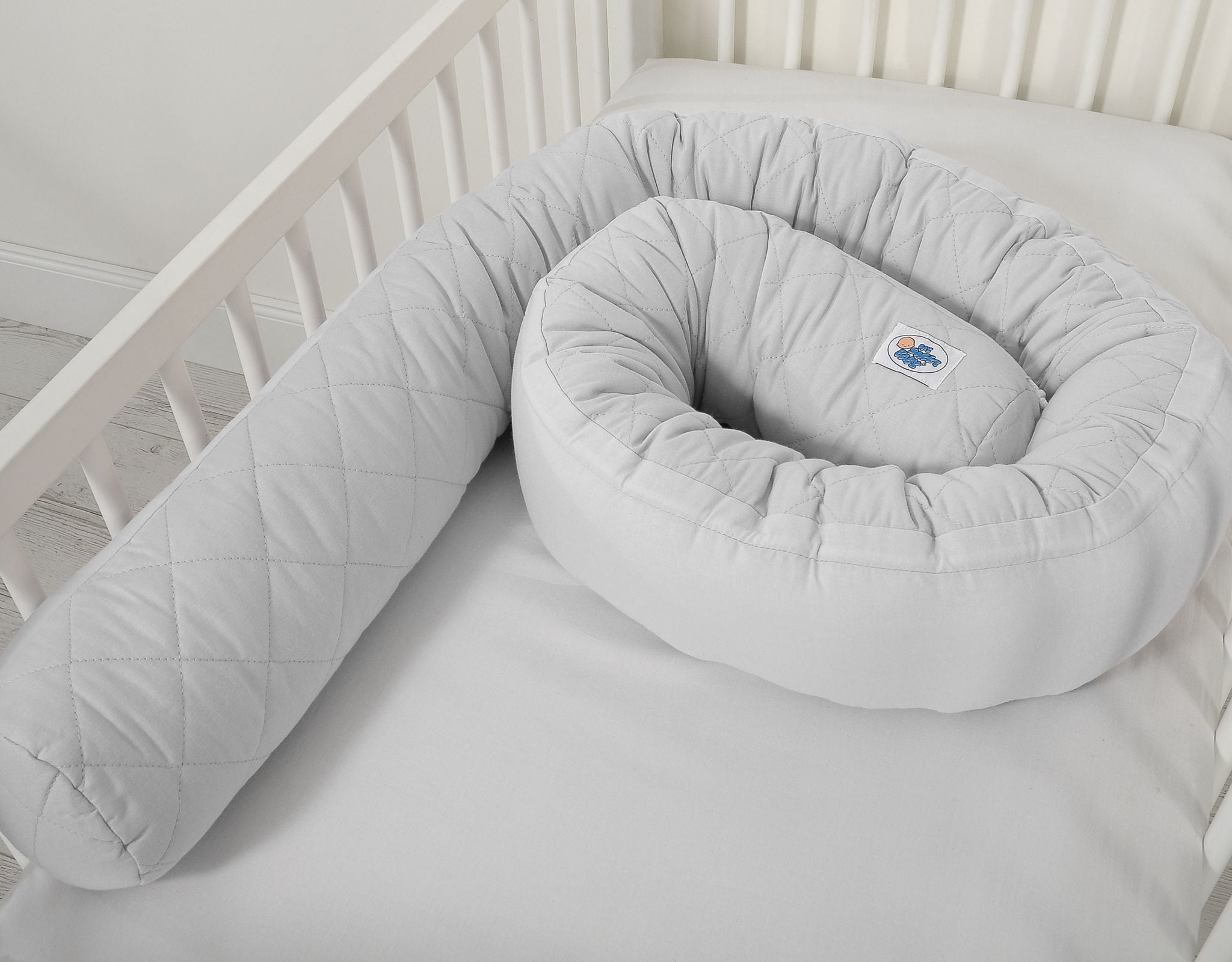 2-in-1 - Baby nest quilted - snake pillow bumper - white