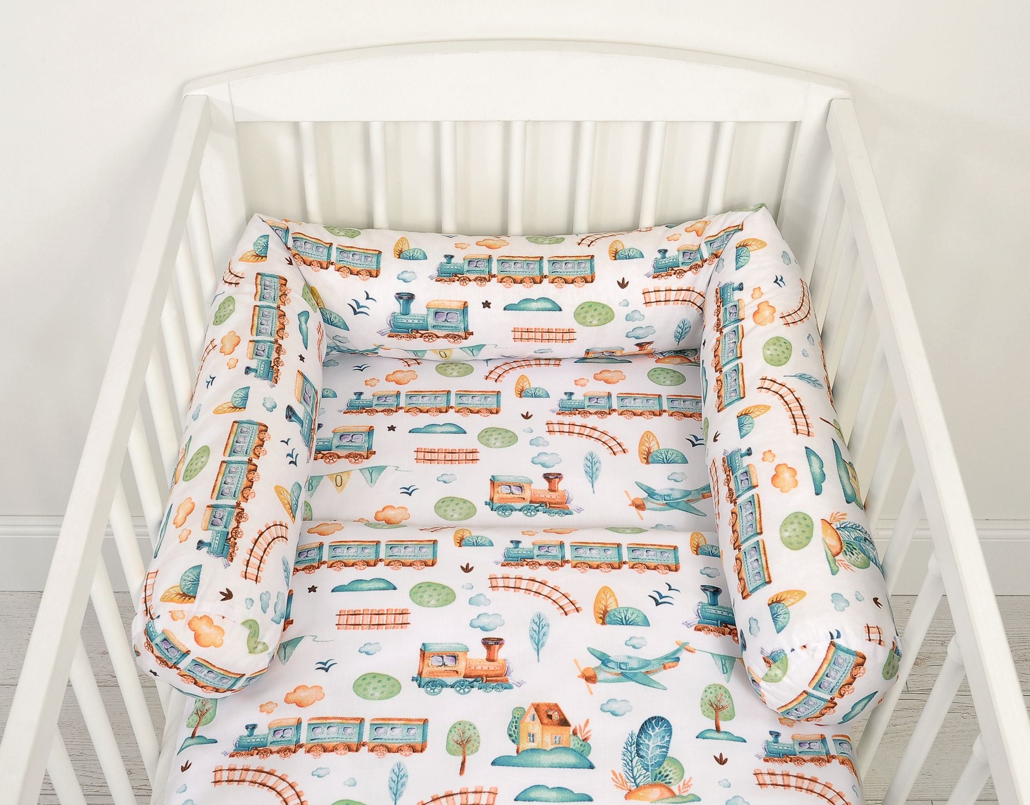 Roller bumper for baby bed - turquoise train