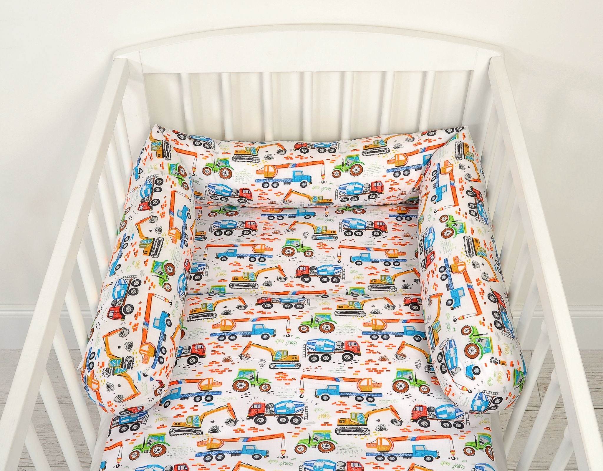 Roller bumper for baby bed - construction site