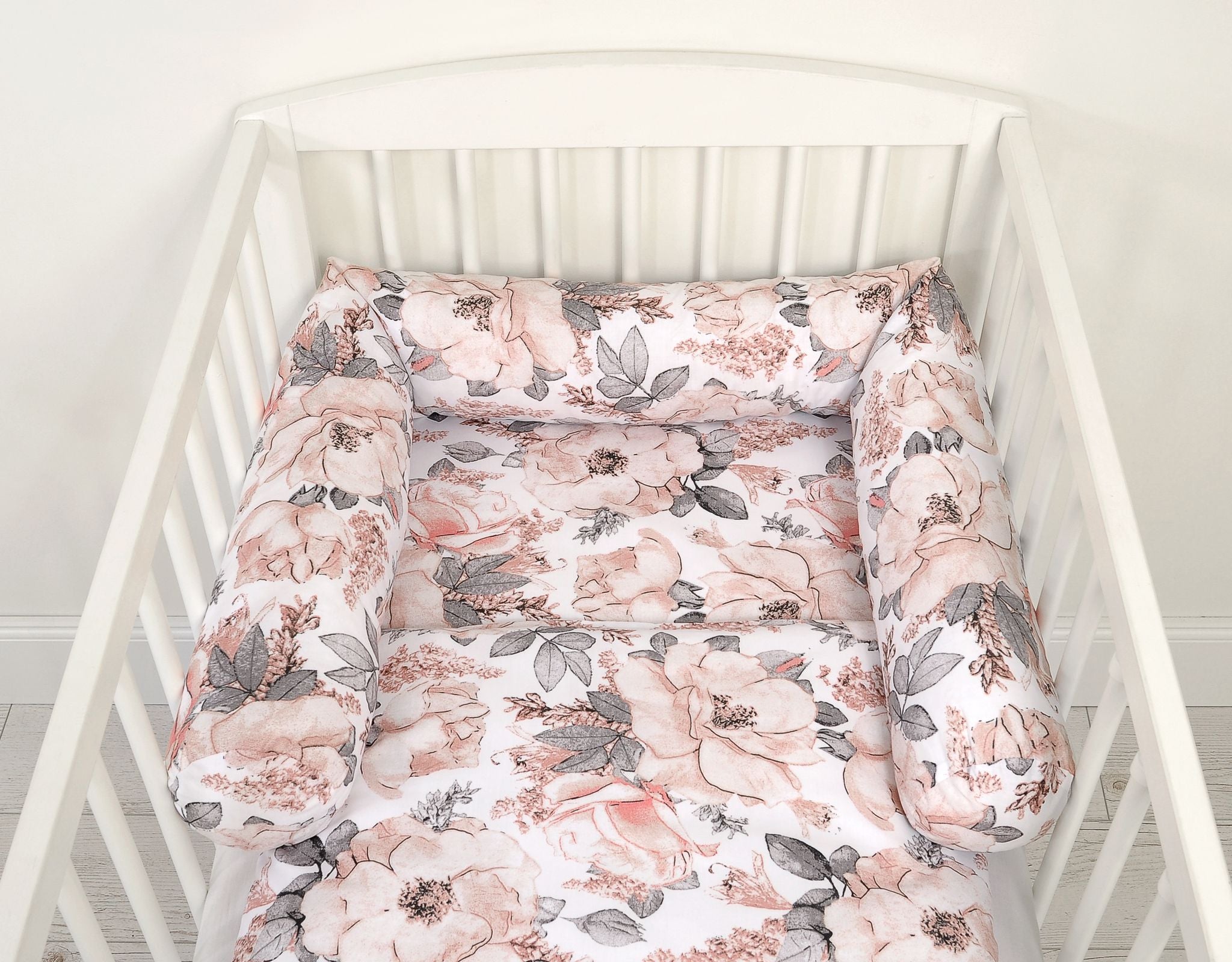 Roller bumper for baby bed - sepia roses