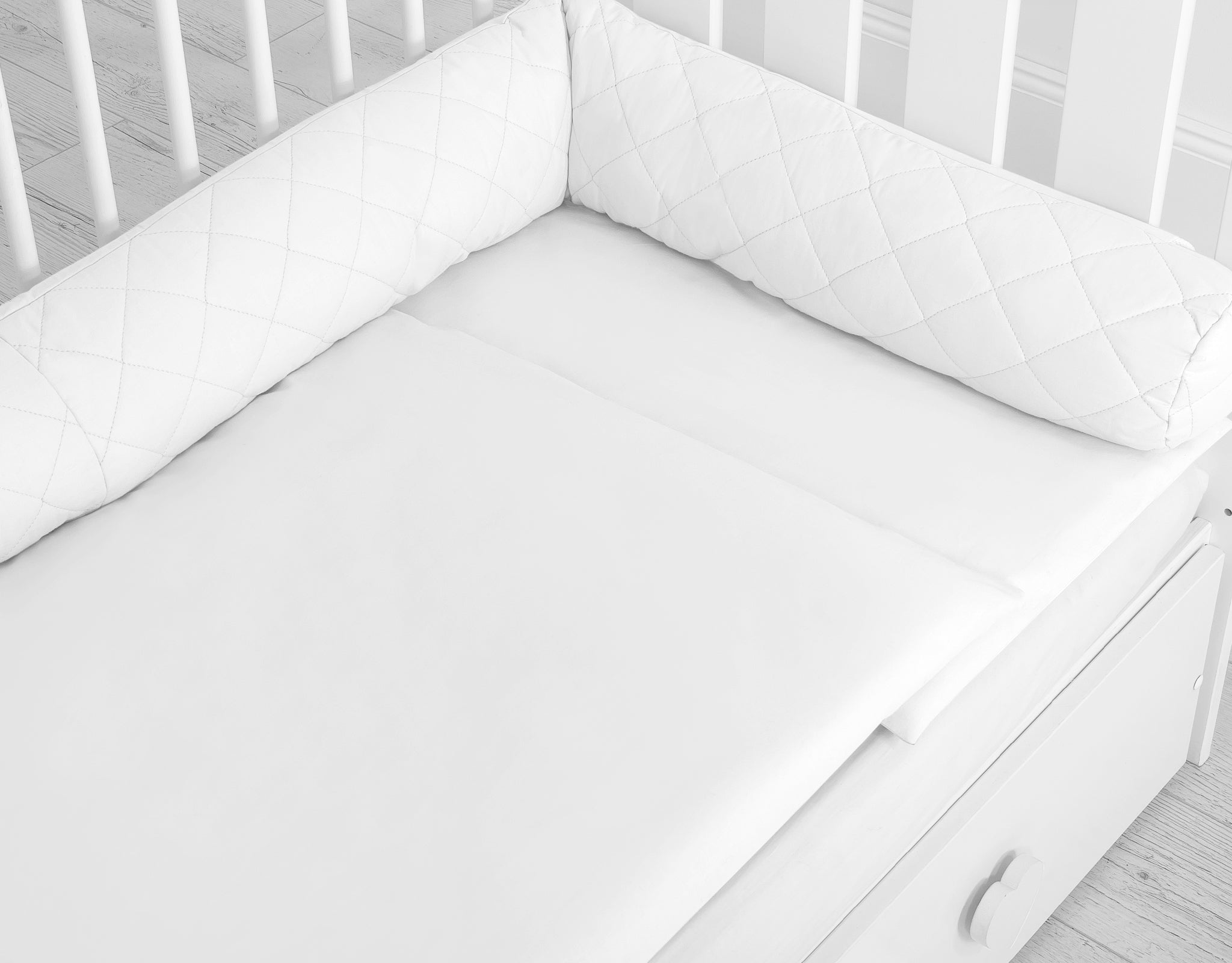 2-in-1 - Baby nest quilted - snake pillow bumper - white